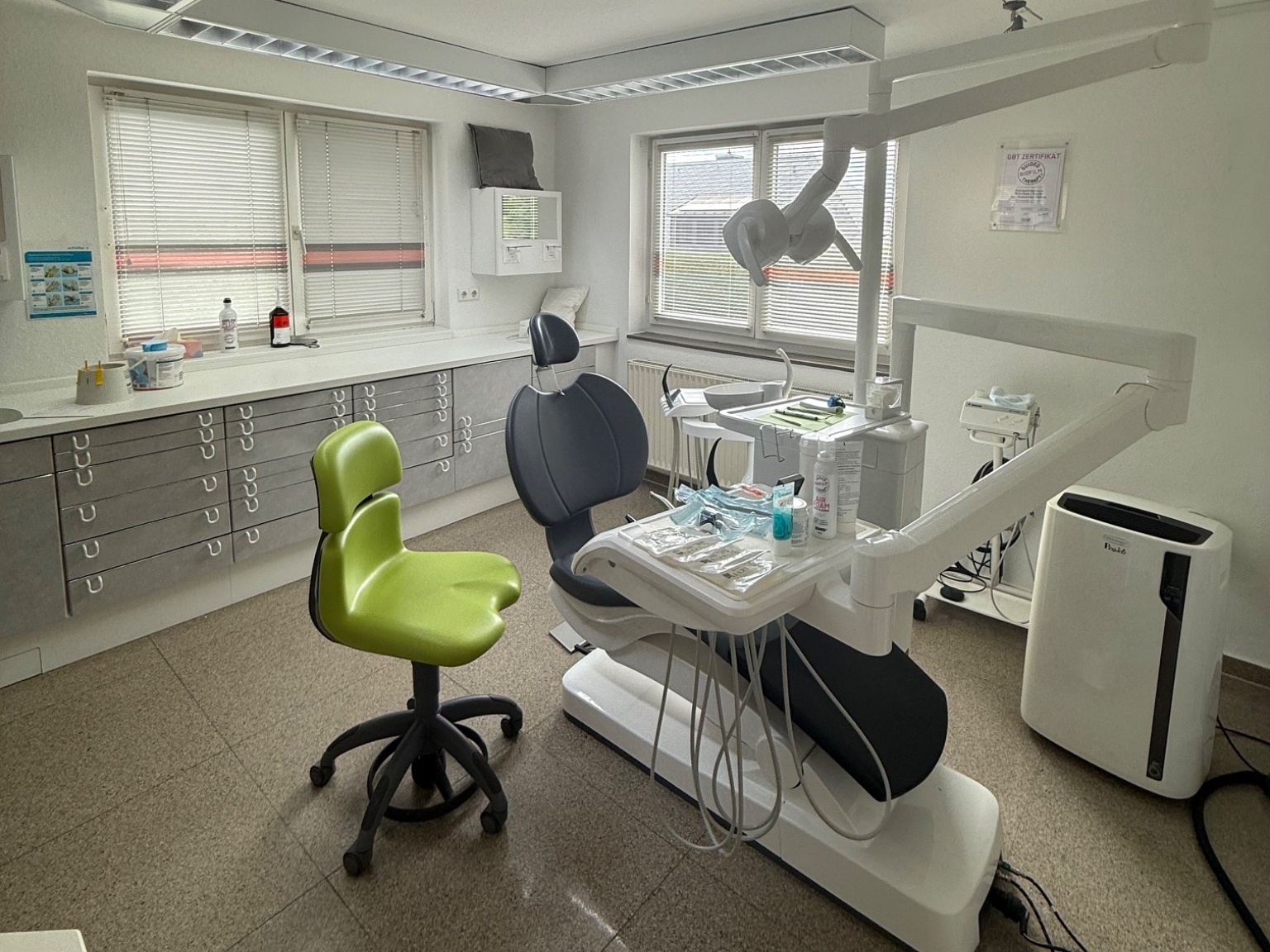 Modernes Behandlungszimmer bei wörthsee smile in Wörthsee