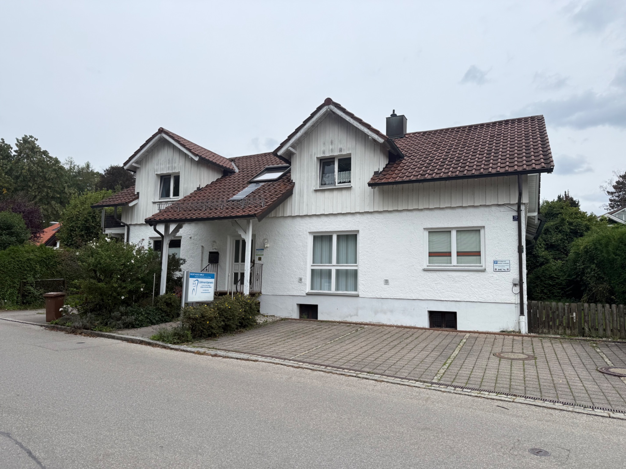 Außenansicht der Zahnarztpraxis wörthsee smile in Wörthsee-Walchstadt